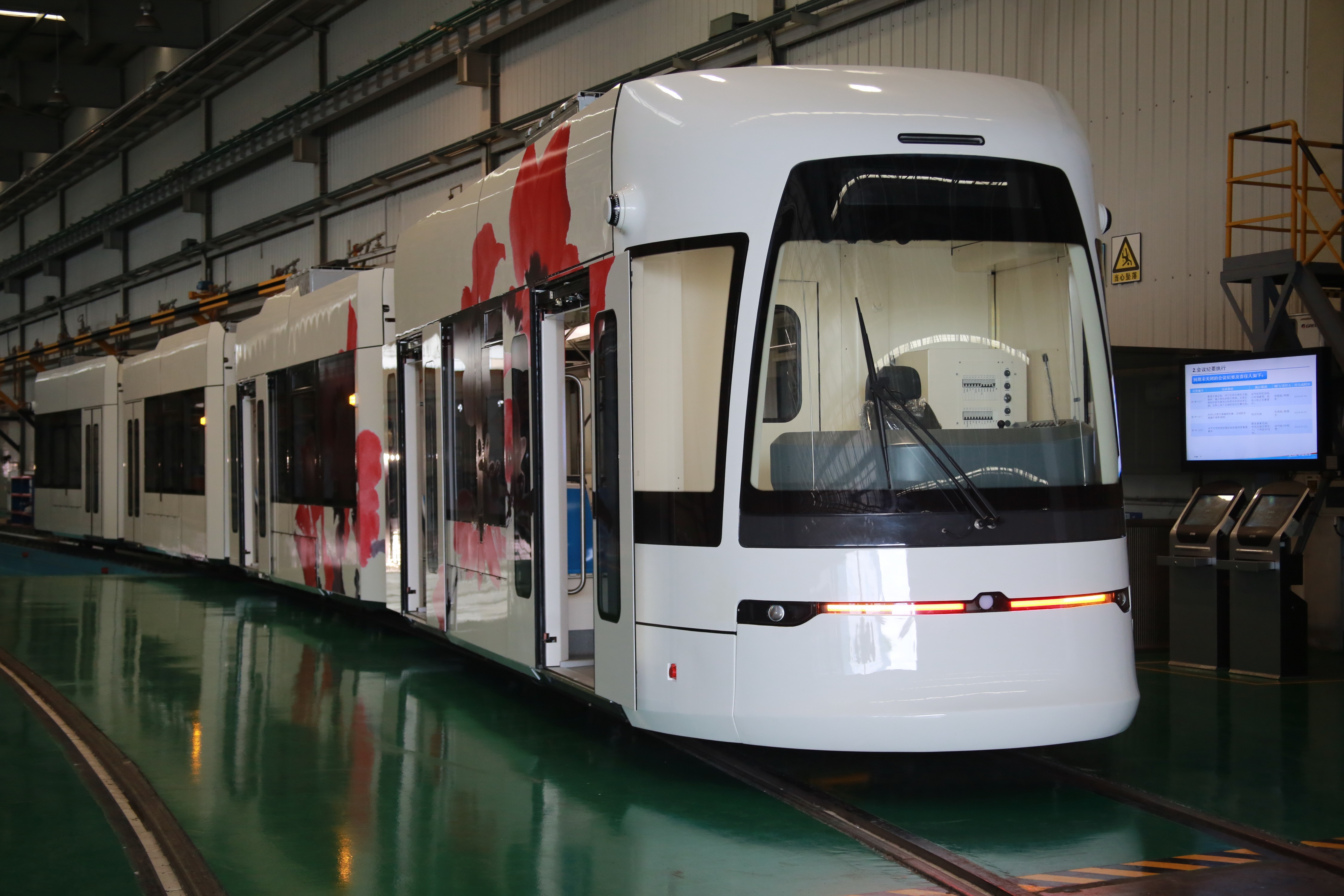 世界首列超级电容100%低地板有轨电车在中国