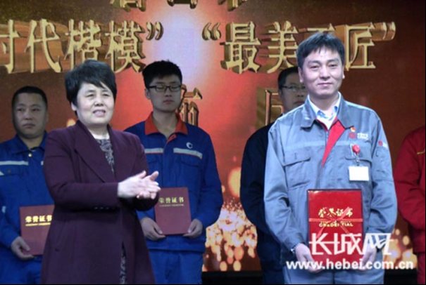 20180417-长城网-【幸福的奋斗者】郭鹞:用工匠精神打造“复兴号”动车组-长城原创1