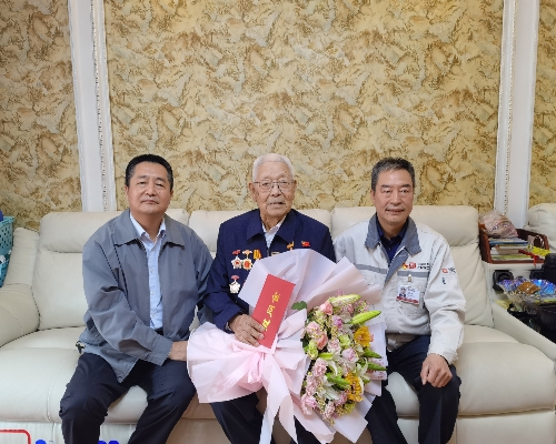 魏岩慰问齐车公司老劳模孙恒玉