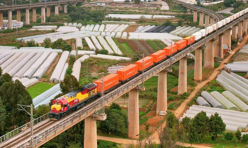 中国中车HXN5B牵引“橙长柜”闪耀中老铁路