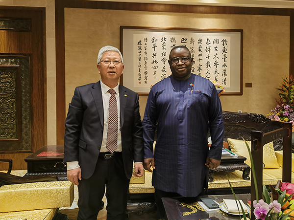 Le Président du conseil d'administration de l'Entreprise, Chen Zhixin, a rendu visite au Président de la Sierra Leone Bio