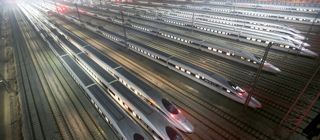 众多京广高铁列车停靠在武汉动车基地蓄势待发。