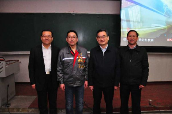 大国工匠与大学生面对面讲授“高铁制造过程”2