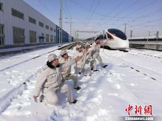 20180131-中国新闻网-“列车医生”：畅通中国人的年关回家路-中新网原创配图