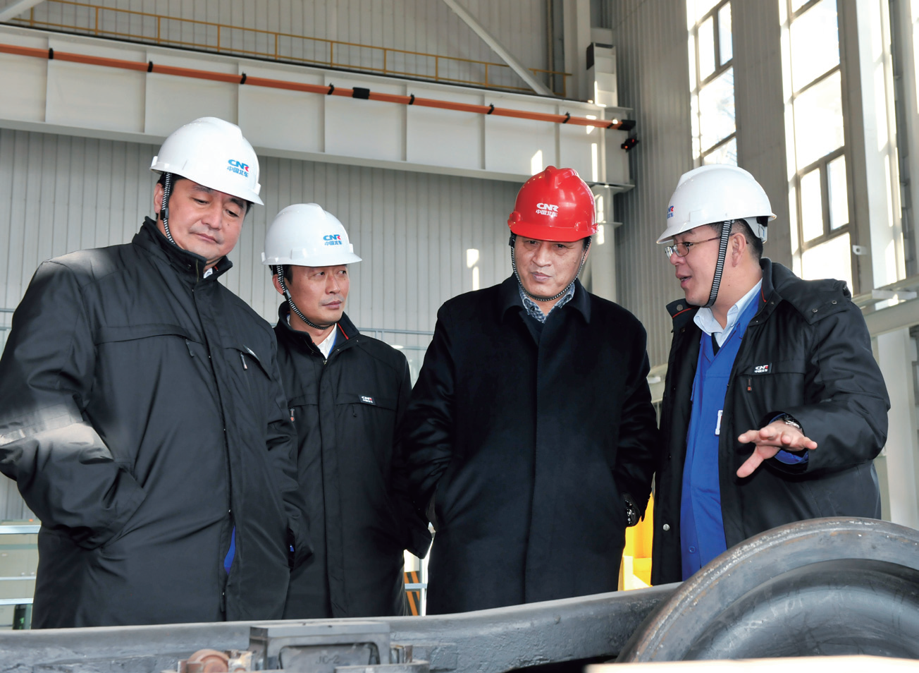 2013 年11 月13 日，中国北车集团总经理，中国北车股份公司董事长、党委书记崔殿国（右二）到公司检查指导工作。