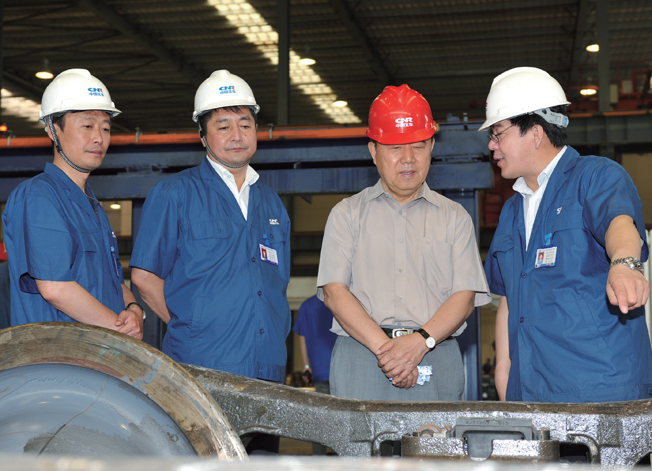 2012 年 6 月 28 日，原铁道部部长、全国人大财政经济委员会主任委员，现任中国工程院院士傅志寰( 右二)到公司视察。