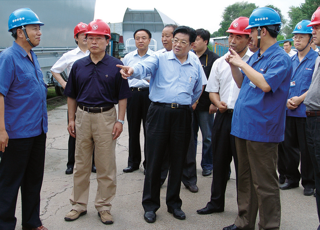 2005 年7 月7 日，中共中央政治局委员、全国人大常委会副委员长、中华全国总工会主席王兆国（前排左三）到齐车公司视察。