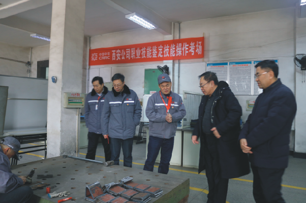 莅临公司走访慰问,登门探望了困难职工张小兵,并慰问了公司全国劳动