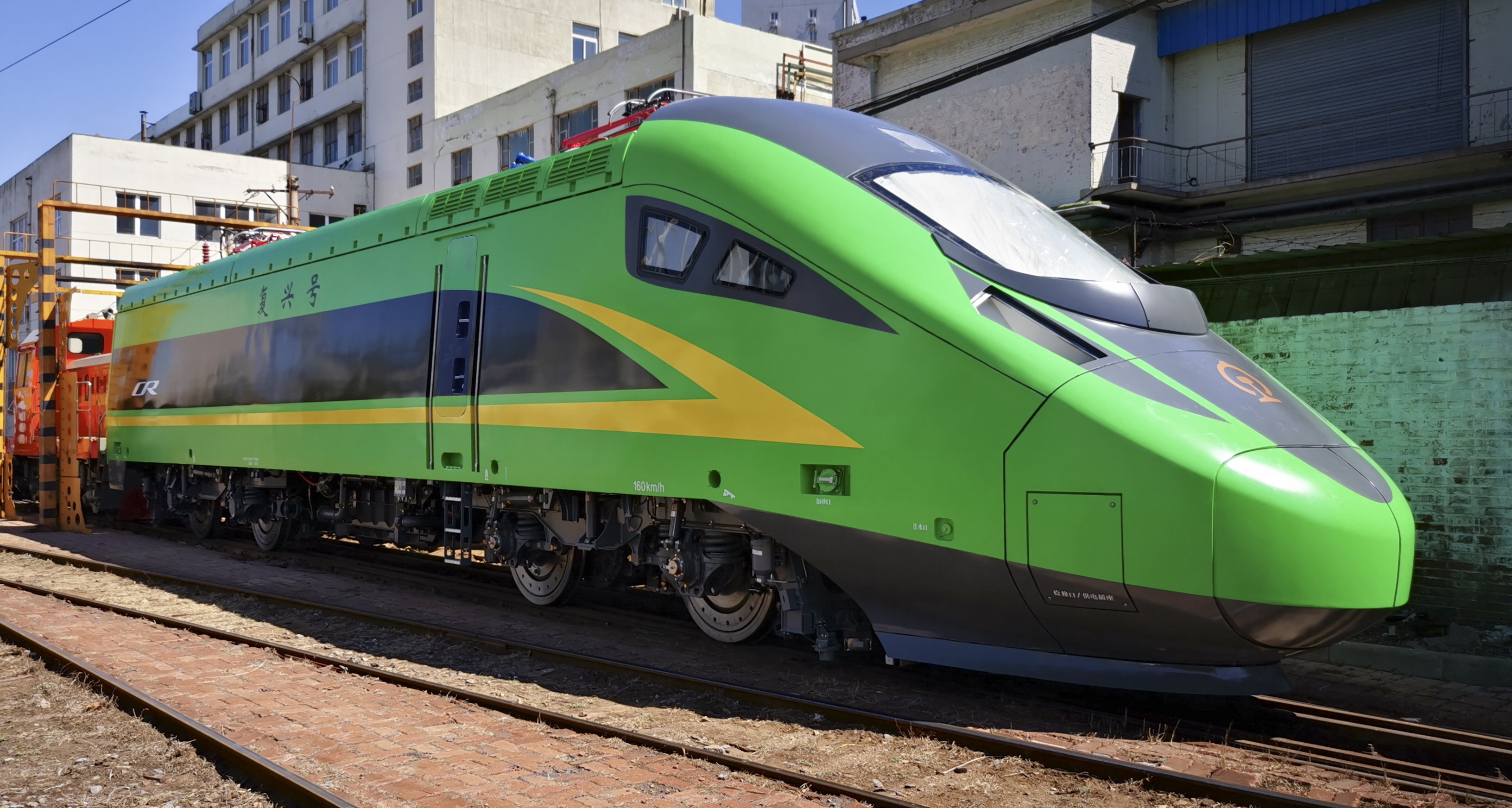 由中车大连公司研制的首台fxd3-j型鼓形车体时速160公里动力集中电动