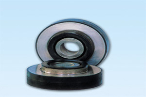 Axial rubber pads for freight wagons