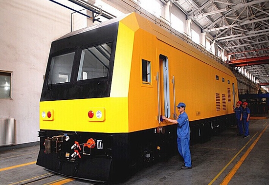 出口港铁"大黄蜂"系列钢轨探伤车在公司落成