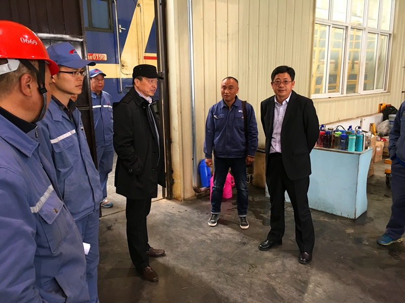 肖高华赴兰州西机务段看望慰问外派员工_新闻中心_公