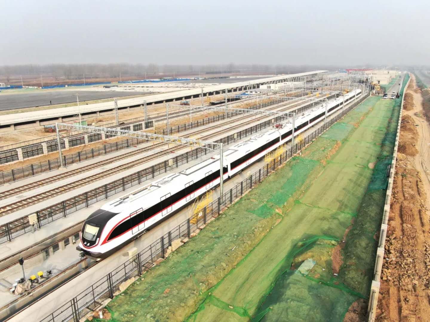 我国首列全自动驾驶市域快轨列车亮相