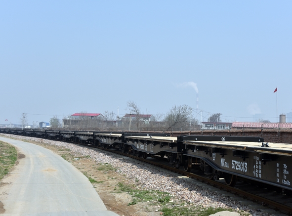 3月29日,在湛蓝的天空下,在和煦的春风中,新造nx70a首批50辆车按铁路