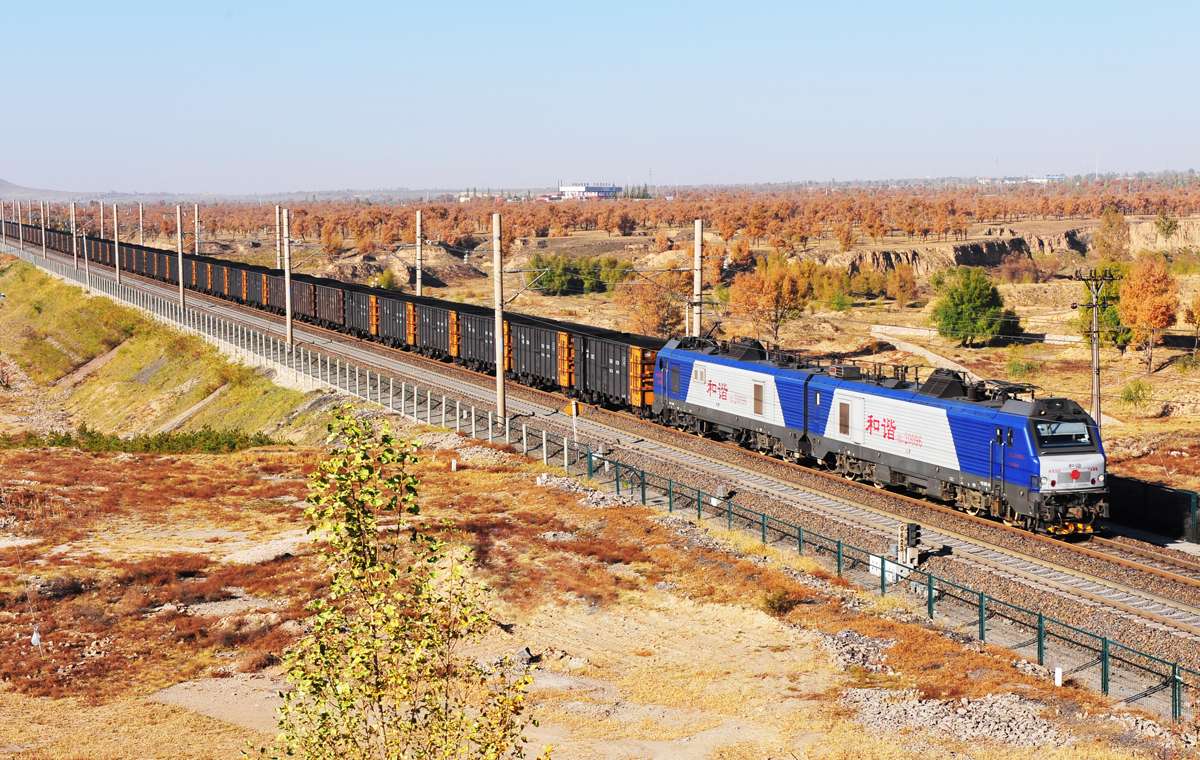 中国北车同车公司和谐2型机车助大秦线六破世界重载纪录