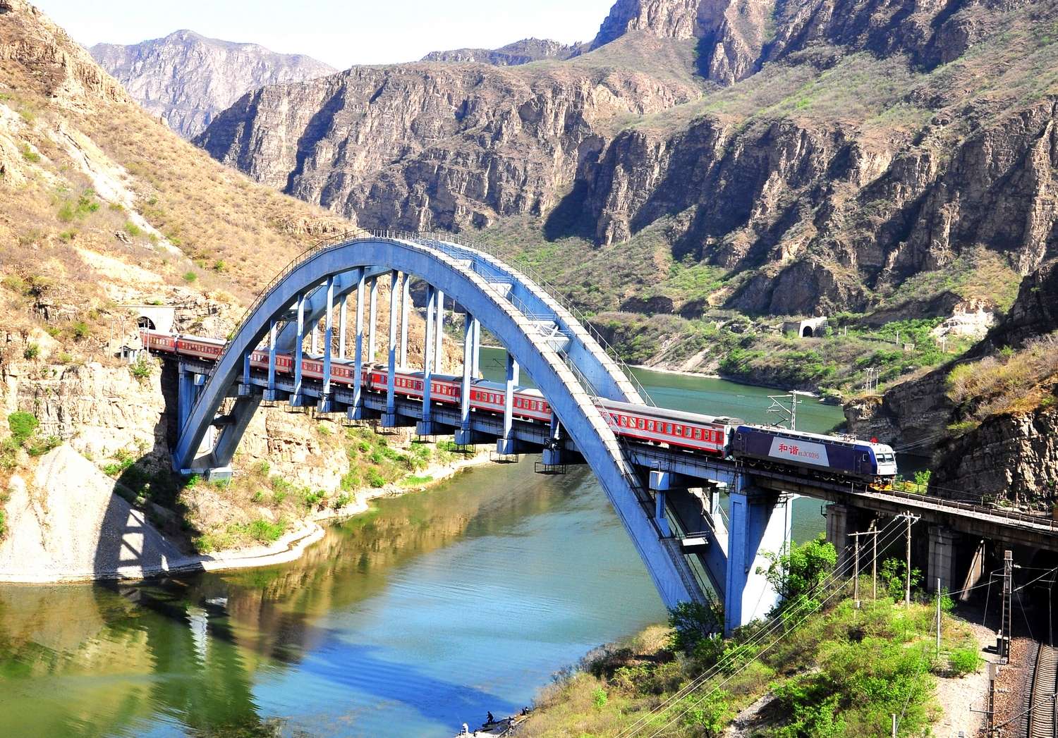 和谐3c型机车牵引列车通过丰沙铁路7号桥