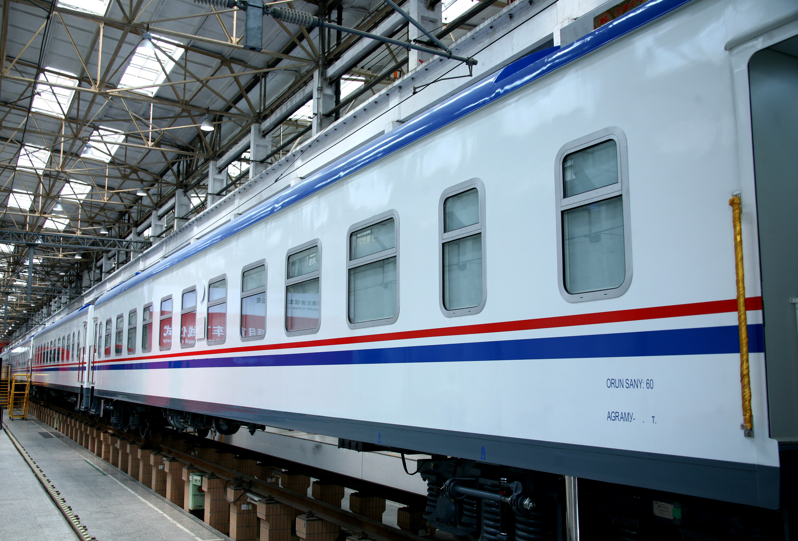 中国新型宽轨铁路客车出口土库曼斯坦