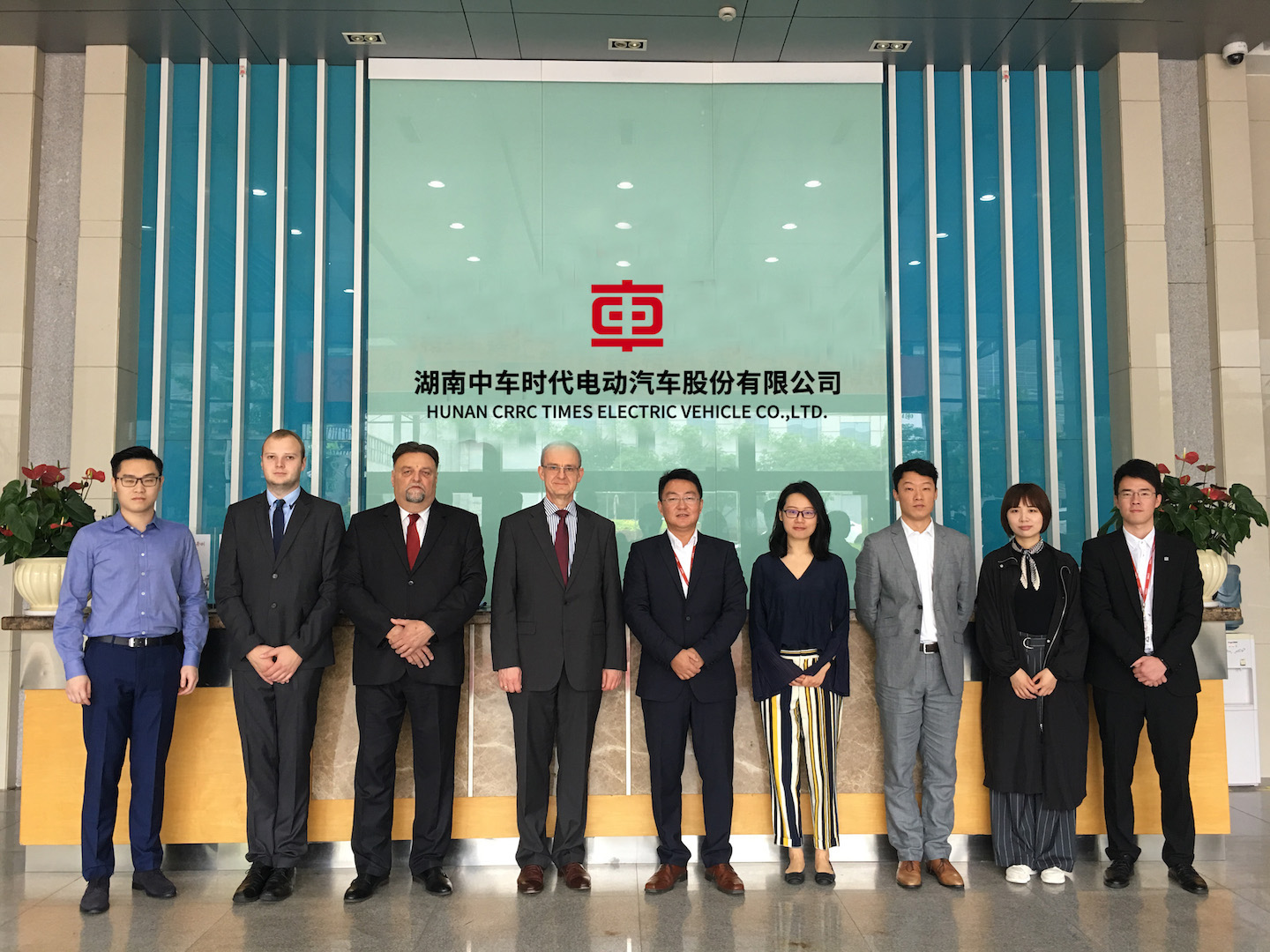 匈方高层4月份第一次来参观我们公司时候的合影副本 2.jpg