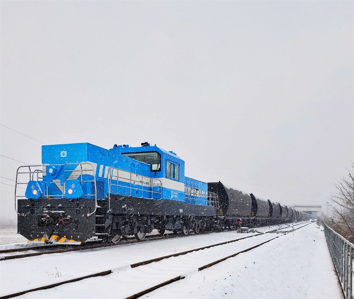 700kW氢燃料电池混合动力机车