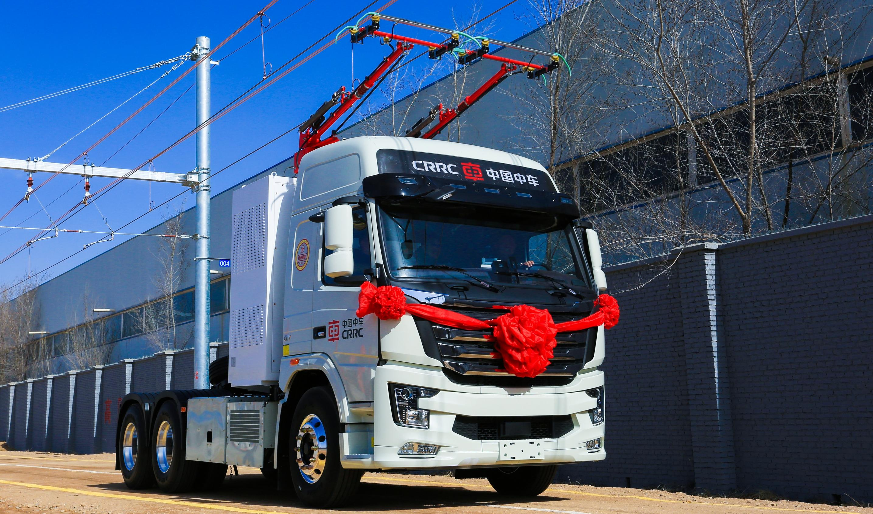 Многоформатная электрифицированная система транспортировки для дорог с использованием новых источников энергии