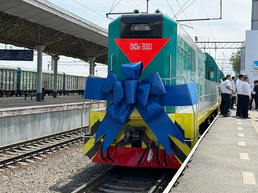 ¡Debut internacional! Se entregaron las locomotoras estándares de nueva energía fabricadas por CRRC Ziyang a Kazajistán para su puesta en servicio