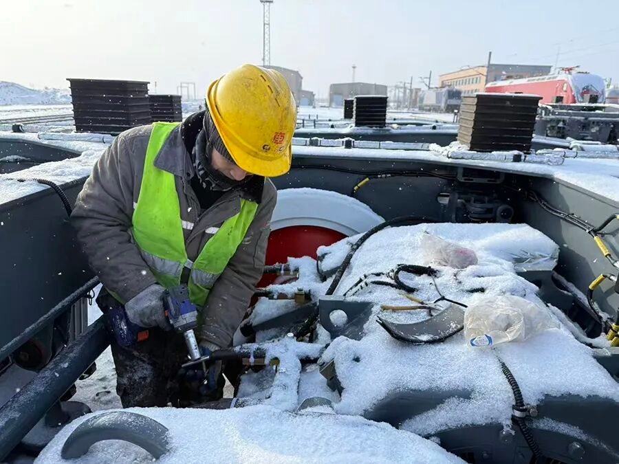 Стойкость при -20°С! Готовые к экспорту локомотивы, произведенные CRRC Ziyang Co., Ltd., проходят перевалку в Алашанькоу